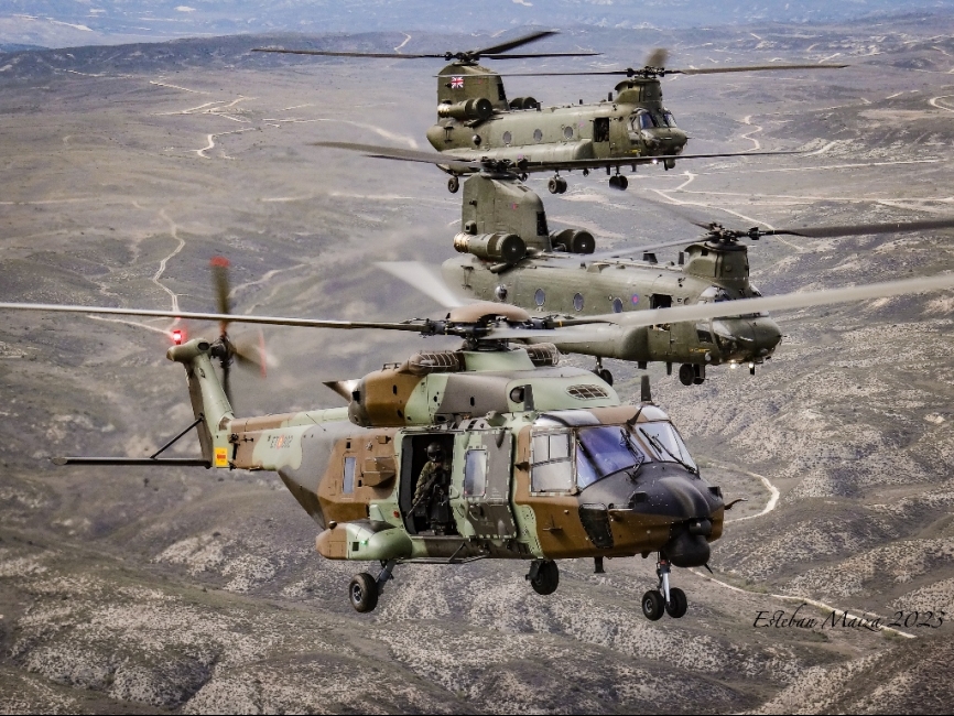 Una patrulla británico-española de helicópteros Chinook británicos y NH-90 españoles sobrevolando el CENAD de San Gregorio.