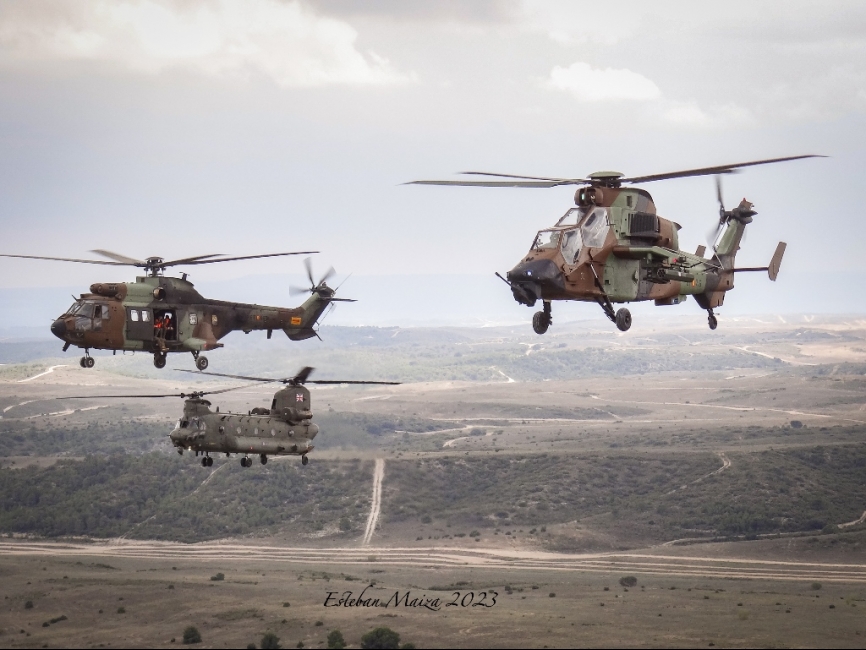 Una patrulla mixta de helicópteros compuesta por un ‘Tigre’ y un ‘Cougar’ españoles acompañados por un ‘Chinook’ británico.