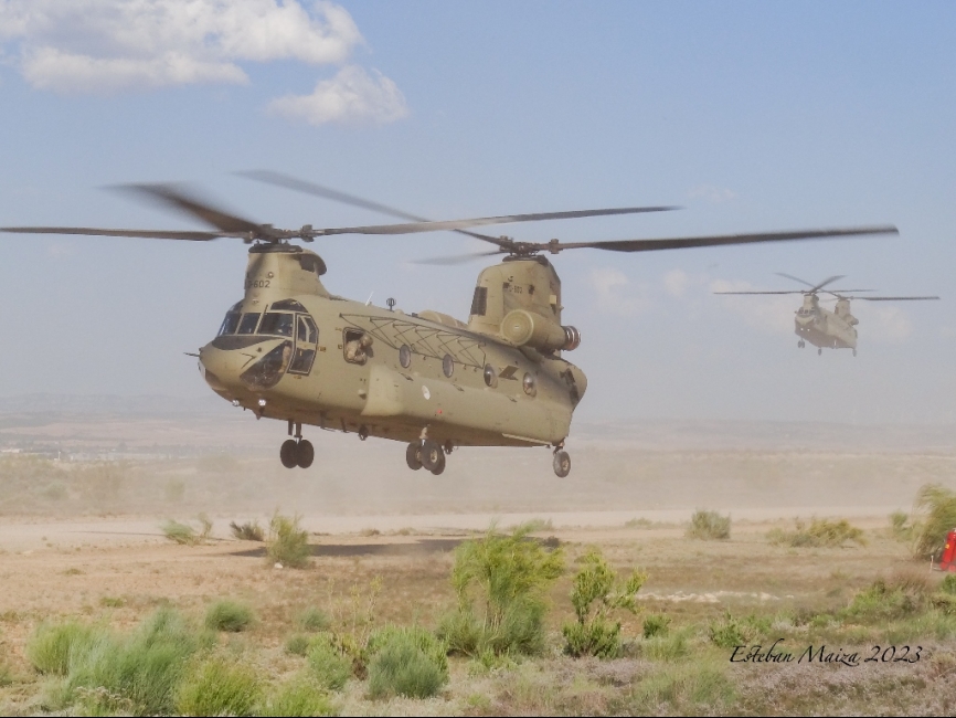 Dos ‘Chinook’ de la Fuerza Aérea Holandesa operando en patrulla.