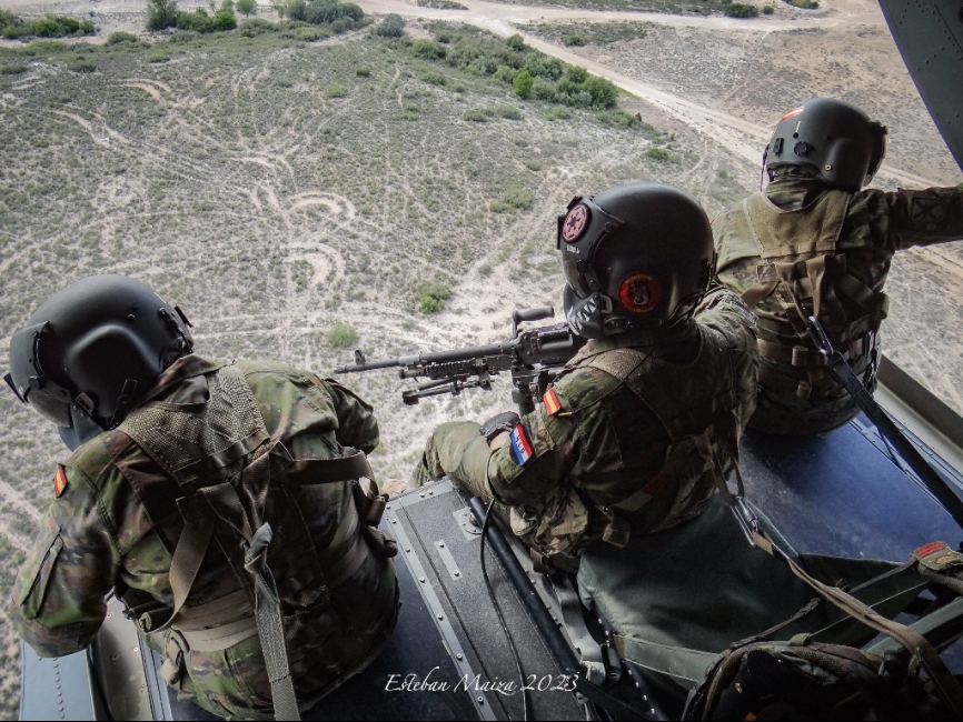 La tripulación de un ‘Chinook’ español en rampa indicando a los pilotos la viabilidad de una zona de aterrizaje.