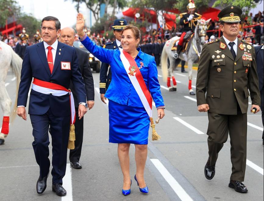 La Presidenta de la República, Dina Boluarte, arribando al Desfile Militar acompañada del Ministro de Defensa, Jorge Chávez Cresta, y del Jefe del Comando Conjunto de las Fuerzas Armadas, General de Ejército Manuel Gómez de La Torre.