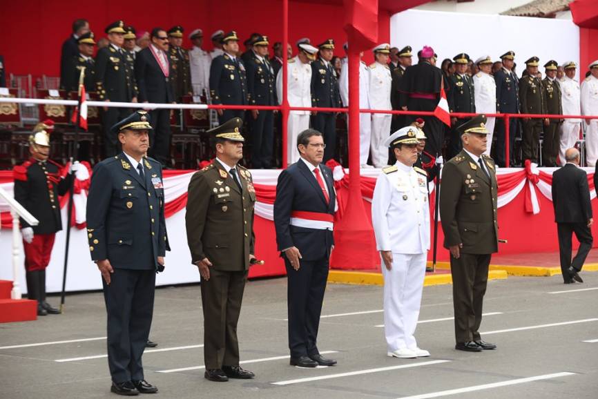 El Comandante General de la Fuerza Aérea: General del Aire Alfonso Artadi Saletti, el Jefe del Comando Conjunto de las Fuerzas Armadas: General de Ejército Manuel Gómez de La Torre, el Ministro de Defensa: Jorge Chávez Cresta, el Comandante General de la Marina: Alberto Alcalá Luna y el Comandante General del Ejercito: General de Ejército David Ojeda Parra.