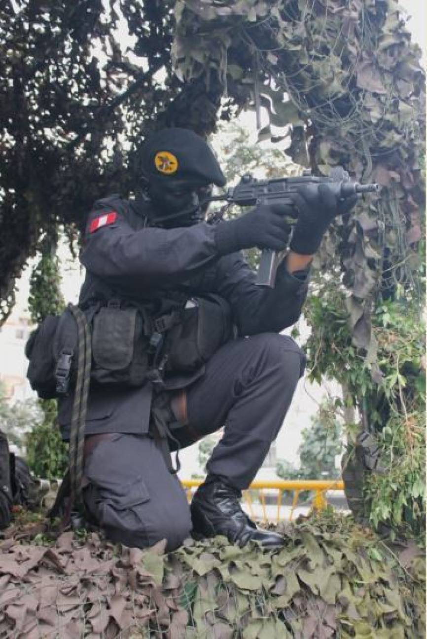 Efectivo de la 1ra. Brigada de Fuerzas Especiales con un subfusil IWI UZI de 9 x 19 mm.