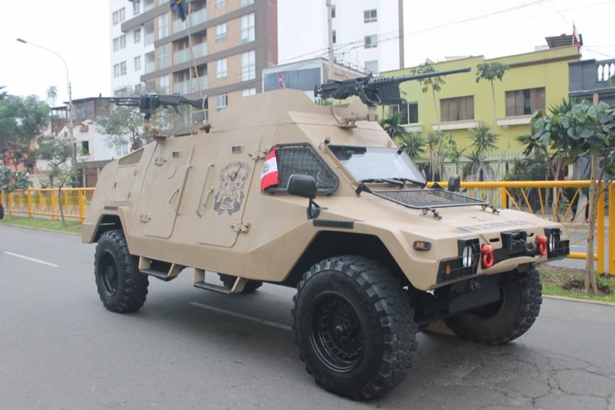 Vehículo Blindado de Exploración RAM MK-III (4x4) de la Infantería de Marina. Se observa que monta una ametralladora M-2 de 12.7 mm. y una FN MAG de 7,62 x 51 mm.