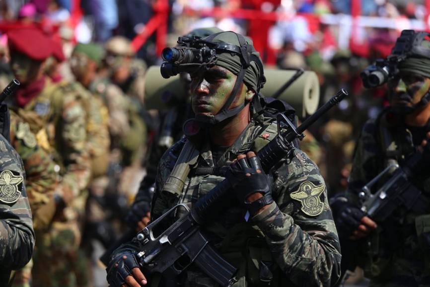 Efectivo de la Dirección de Operaciones Especiales (DIROES) armado con un Colt M-16A2 de 5,56 x 45 mm.