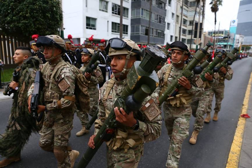 Efectivos del Grupo de Defensa Aérea (GRUDA) con MANPADS SA-16 Gimlet (9K310 Igla-1E) y SA-18 Grouse (9K38 Igla).