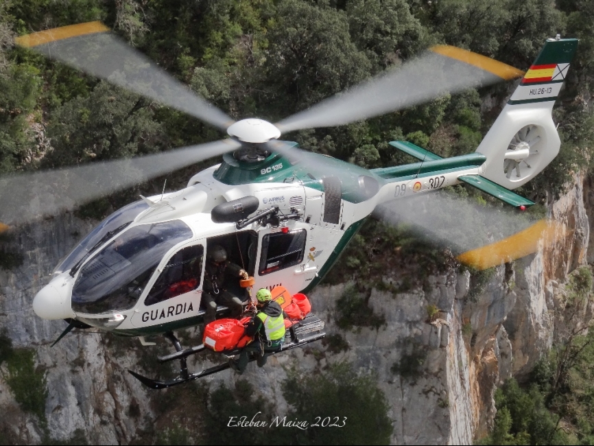 Maniobra de evacuación de camilla con grúa llevada a cabo por los especialistas del GREIM de Navarra con el helicóptero de Huesca.