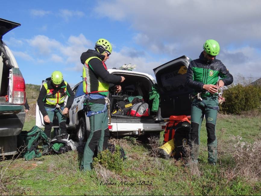 Agentes del GREIM equipándose con arneses y material de altura para un entrenamiento con helicóptero.