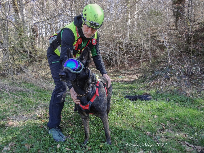 La perra de rescate ‘Roxi’ con su guía durante una práctica de búsqueda y rescate en aludes.