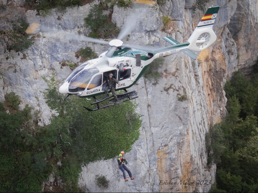 Operación de evacuación con grúa de personal de rescate con el EC-135 del Servicio Aéreo.