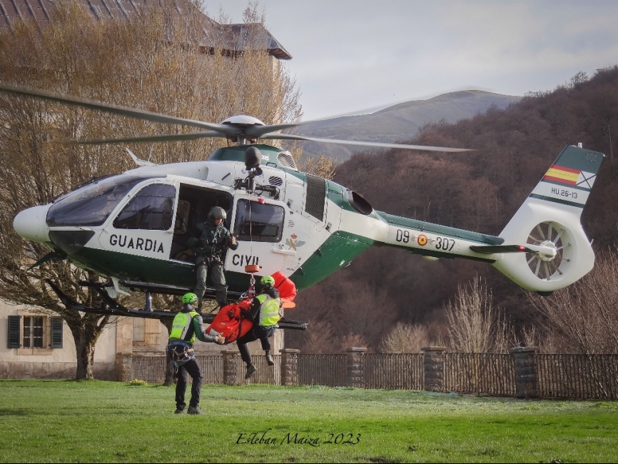 Varios miembros del GREIM bajando la camilla tras un ciclo de grúa con el helicóptero.