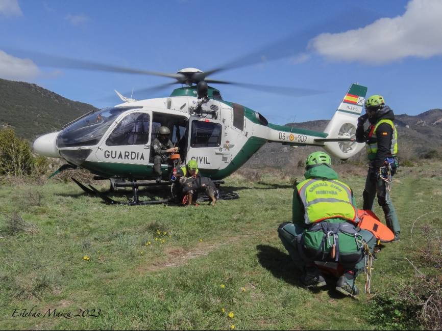 Especialistas del GREIM en posición de seguridad mientras se embarca en el helicóptero a ‘Roxi’ la perra de rescate.