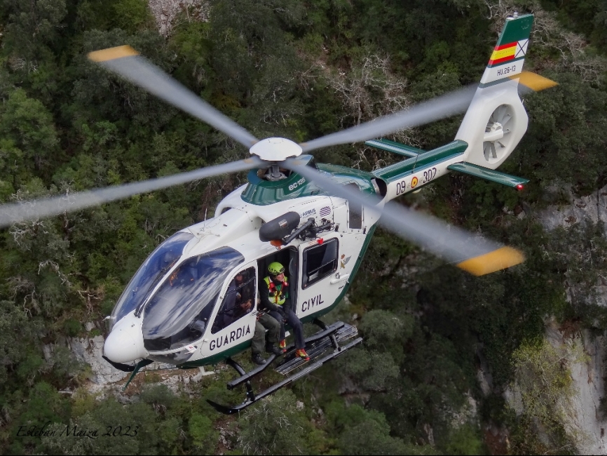 El EC-135 del Servicio Aéreo sobrevolando la emblemática zona navarra de la Foz de Arbayún.