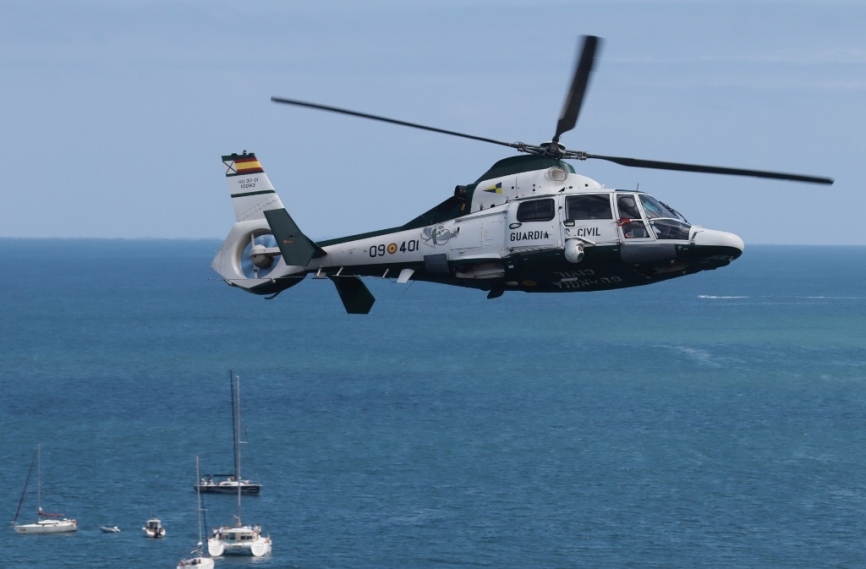 Uno de los helicópteros AS365N3 “Dauphin” 2 del SAER durante la exhibición de Gijón.