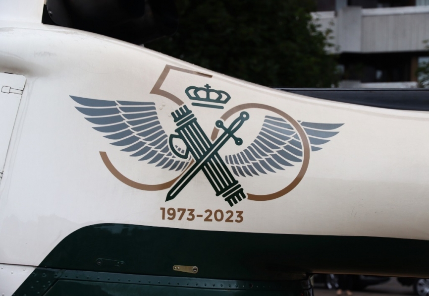 Anagrama que recuerda los 50 años del SAER, que va pintado en todas sus aeronaves.