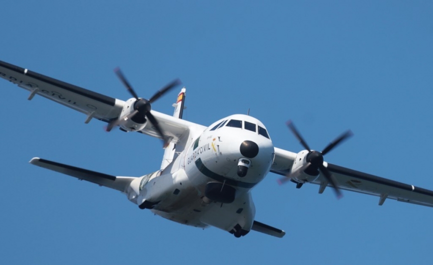 El CN235-300 del SAER realizando una pasada sobre la bahía de San Lorenzo.