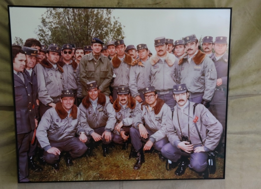 En la exposición itinerante se muestra una foto de aquellos pioneros, que en unos tiempos muy difíciles, forjaron el actual SAER.