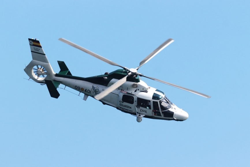 El elegante Airbus Helicopters AS365N3 “Dauphin” 2 del SAER sobrevolando las cercanías de Gijón.