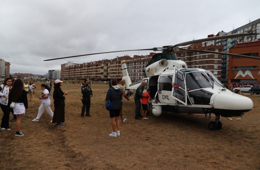 La exposición itinerante de los 50 años del SAER, que se celebró en el “Solarón” de Gijón, contó con la presencia de dos helicópteros, un Bö-105 y un AS365N3 “Dauphin” 2 (en la imagen)