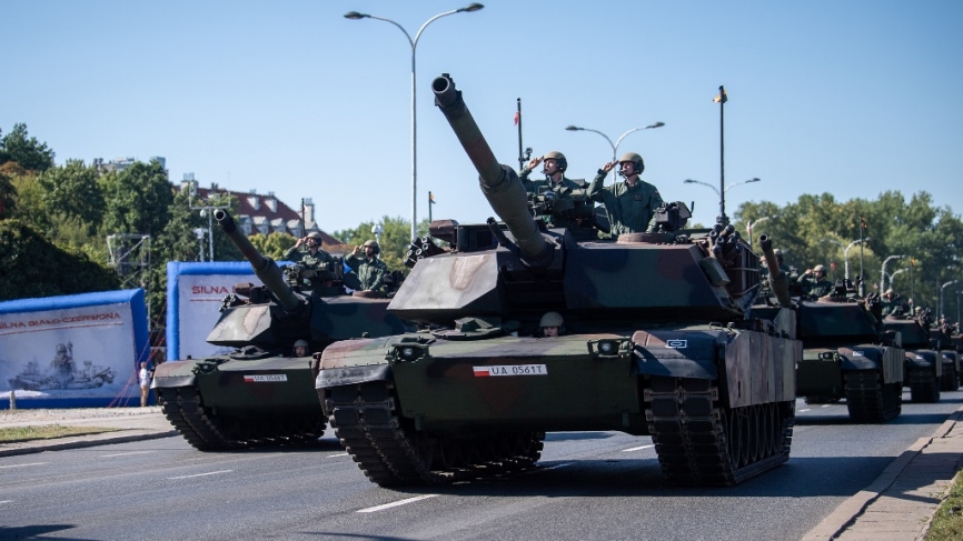 Otro de los poderosos modelos de carros de combate que está en fase de implantación en el Ejército polaco es el M1A1FEP “Abrams”, de los 14 llegaron a Polonia. www.defensa.com/otan-y-europa/ejercito-polonia-recibe-primeros-carros-combate-m1a1-abrams