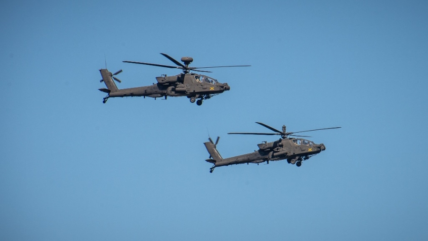 A la espera de la entrega de los Boeing AH-64 “Apache” al Ejército de Tierra polaco, durante el desfile se pidieron ver los del US Army.