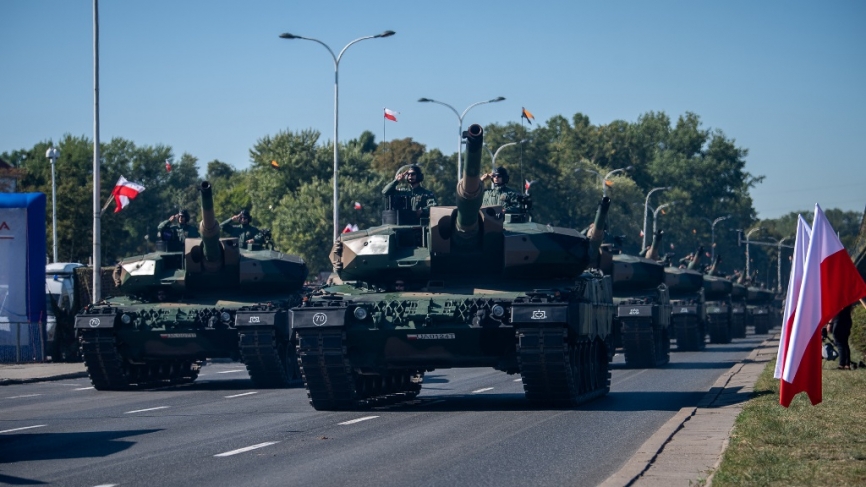 Paso de los carros de combate “Leopard” 2PL, que es la versión modernizada por la industria polaca de modelo alemán “Leopard” 2A4.