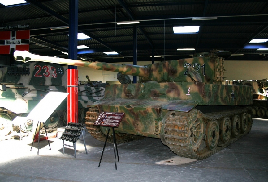 Esta versión del Panzer VI (actualmente en restauración), más conocido como “Tiger” I, es el carro de combate alemán más conocido de la SGM.