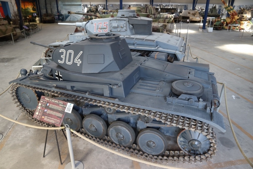 El más antiguo de los carros de combate alemán expuesto en Saumur es este Panzer II, pintado del denominado panzer grey usado en la primera fase de la SGM.