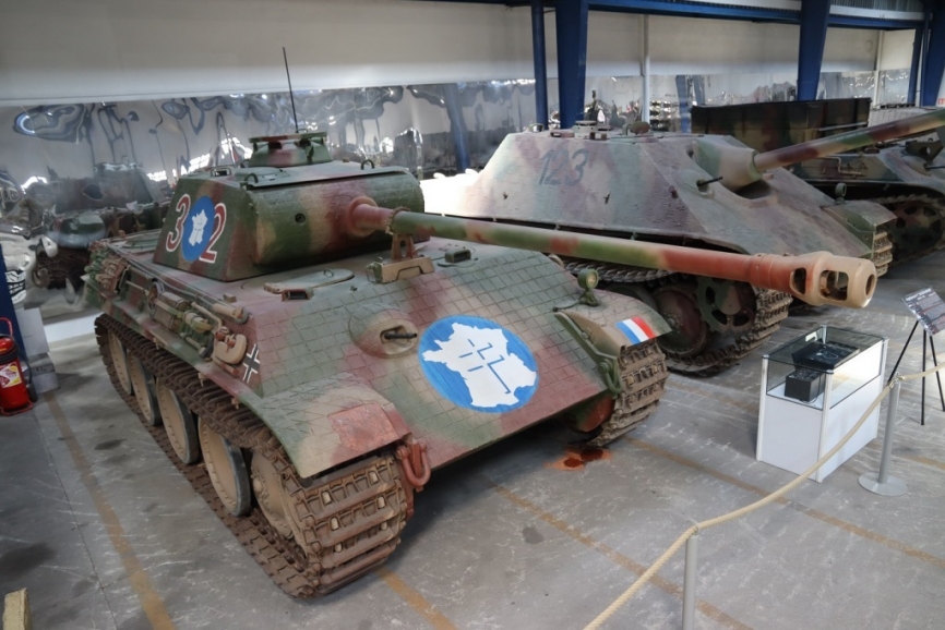 El otro “Panther” exhibido en el museo, es esté pintado con las marcas que le aplicó el Armée de Terre francés tras capturarlo.