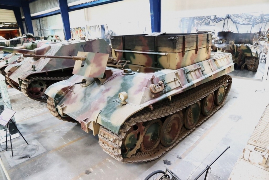 Uno de los “Panther” de su versión de recuperación, conocida como “Bergepanther”, se les instaló para reforzar la autodefensa que le daba su ametralladora un cañón KwK 30 L/55 de 20 mm, como se aprecia en la parte delantera de la barcaza.