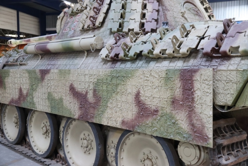 La magnifica restauración realizada en los Panzer expuestos en Saumur, se puede apreciar en el revestimiento que se aplicaba para evitar que se colocasen minas magnéticas denominado como Zimmerit en este “Panther”.