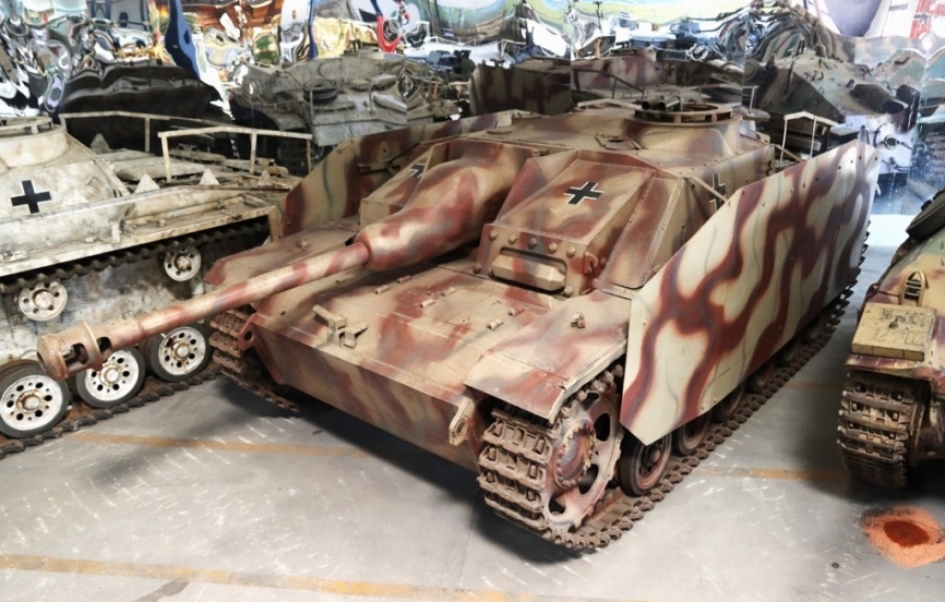 Aunque no es un carro de combate, este cañón de asalto Sturmgeschütz o StuG III, de sus versiones finales, merece atención por ser una modelo básico en la guerra acorazada durante la SGM.