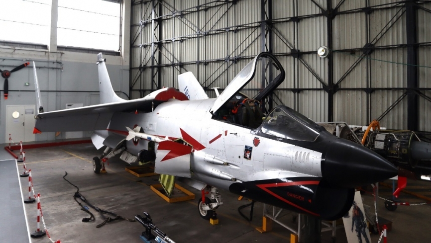 El original diseño norteamericano de los años cincuenta, el avión de combate embarcado Vought F-8E “Crusader”, de los que 42 sirvieron en la Aéronautique Navale (AN).