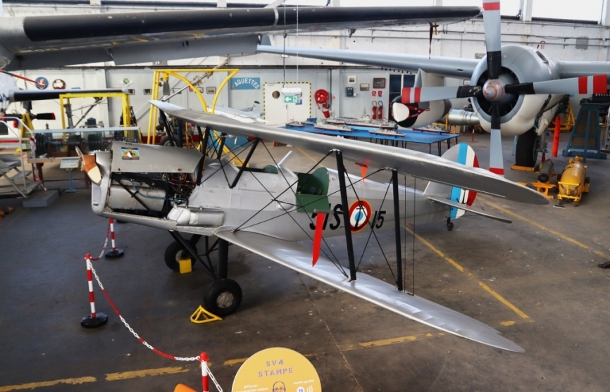 El único biplano del museo es este entrenador Stampe et Vertongen SV-4 de diseño belga.