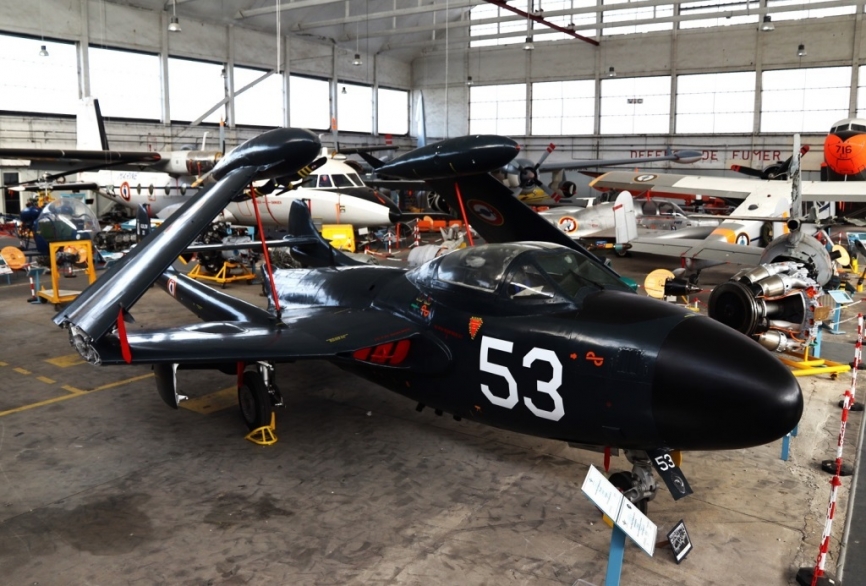 El primer reactor de la AN fue el SNCASE “Aquilon” SE 203, la versión francesa del aparato británica de Havilland “Venom “.