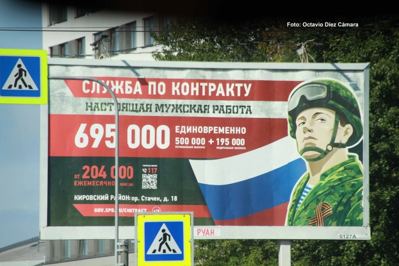 Grandes vallas publicitan las ventajas econmicas que supone la decisin de alistarse a los ejrcitos de Rusia. (Octavio Dez Cmara)