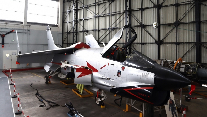 El original diseño norteamericano de los años cincuenta, el avión de combate embarcado Vought F-8E “Crusader”, de los que 42 sirvieron en la Aéronautique Navale (AN).