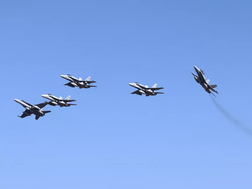 Los aviones de combate EF-18M del Ala 12 rompiendo formación sobre la base de Torrejón, tras participar en el desfile aéreo. Fotos: Julio Maíz