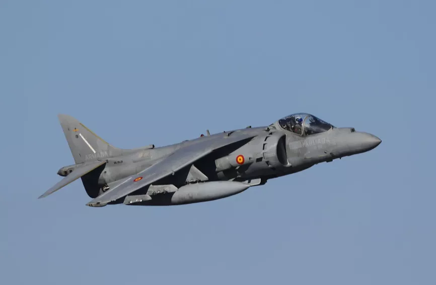 Una formación de cuatro AV-8B Plus “Harrier” II, que previamente se desplegaron en Torrejón, participó en el desfile. Fotos: Julio Maíz