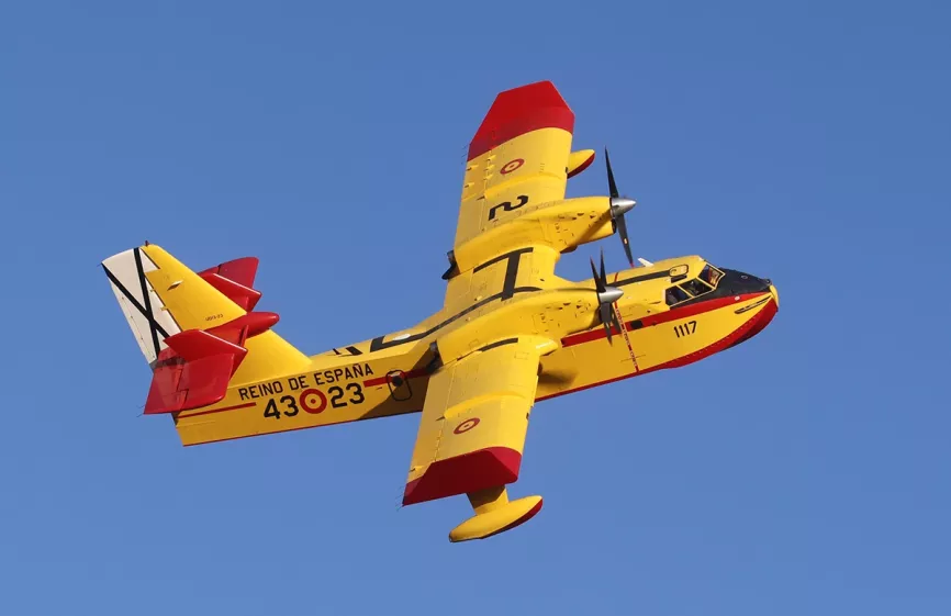 No podían faltar los apagafuegos del 43 Grupo de Fuerzas Aéreas, que aportó al desfile tes de sus CL-215M/CL-415. Fotos: Julio Maíz