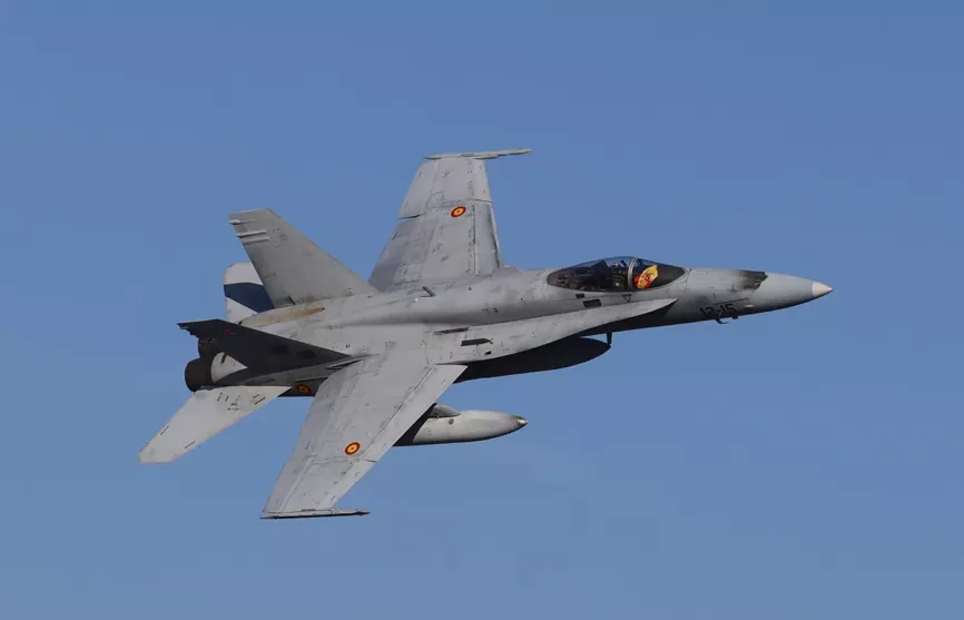 El piloto de este EF-18M del Ala 12 lleva la bandera de España en su cabina. Fotos: Julio Maíz