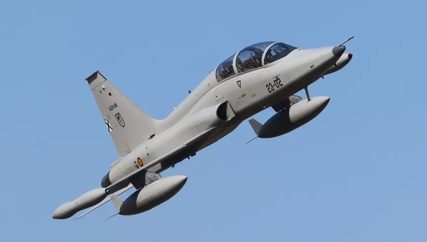 El Ala 23 pasó sobre la vertical de Madrid con cuatro de sus veteranos biplazas de entrenamiento avanzado F-5M. Fotos: Julio Maíz