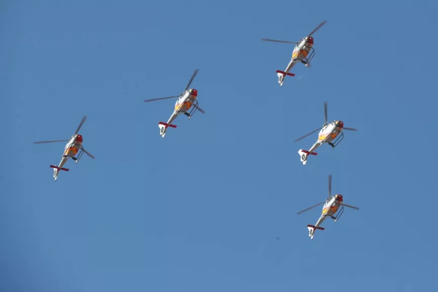 Los Airbus Helicopters EC120 de la patrulla Aspa pasando sobre Madrid. Foto: Ministerio de Defensa/Iñaki Gómez
