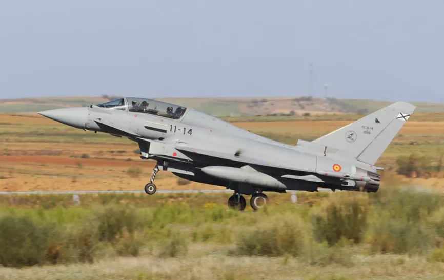 Uno de los biplazas Eurofighter del Ala 11, en el que volaba uno de los responsables de dirigir el desfile aéreo. Fotos: Julio Maíz