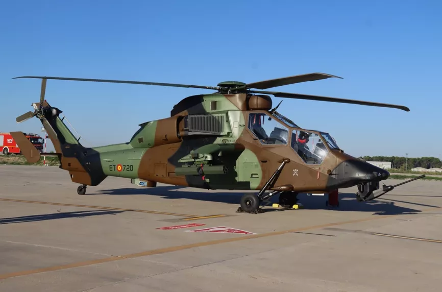 Las Fuerzas Aeromóviles del Ejército de Tierra (FAMET) participaron con una formación, que incluía tres Airbus Helicopters EC665 “Tigre”. Fotos: Julio Maíz