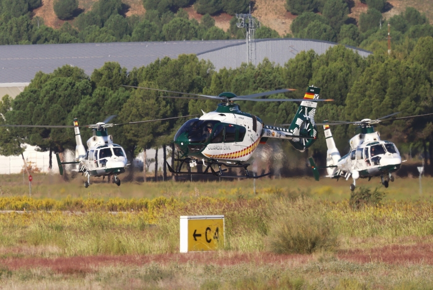 Despegando, un H135 (centro) flanqueado por sendos AS365N3 “Dauphin” 2, de la base Central de Torrejón camino de la participación desfile