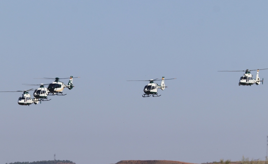 Los 5 helicópteros del SAER participantes en el desfile del Fiesta Nacional de España