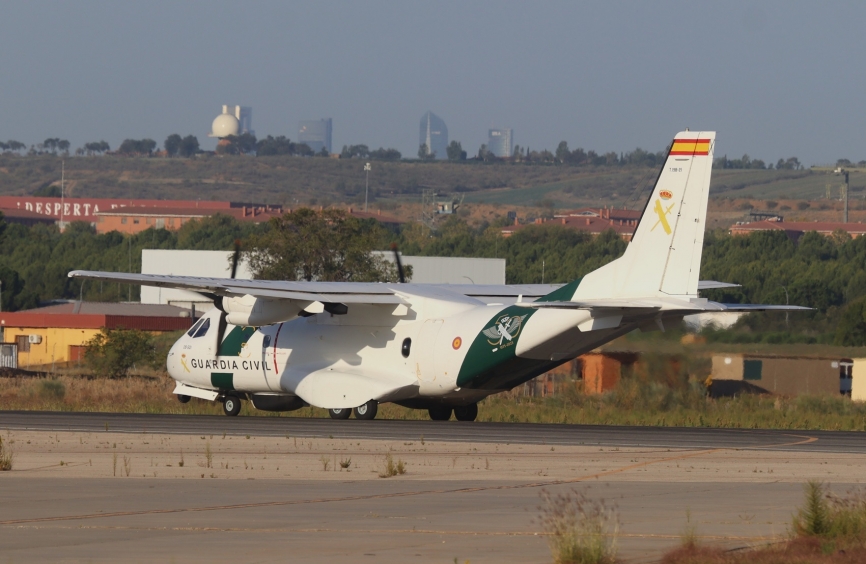 El avión de patrulla marítima CN235-300 del SAER participante camino de la cabecera 04 de la base aérea de Torrejón.