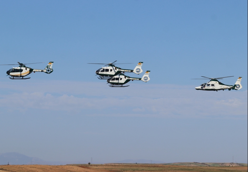 Tres de los modernos H135 seguidos por un AS365N3 “Dauphin” 2 del SAER, volviendo del desfile de la Fiesta Nacional de España.