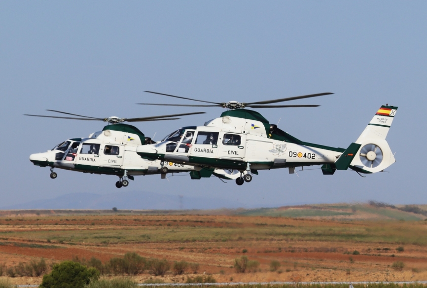 Los dos AS365N3 “Dauphin” 2 del SAER, de los 4 que tiene, participantes en el desfile de la Fiesta Nacional de España.